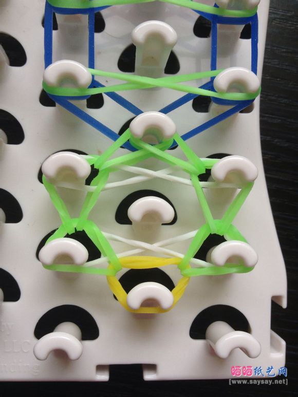 彩虹高弹橡皮筋手工编织手链DIY图片教程