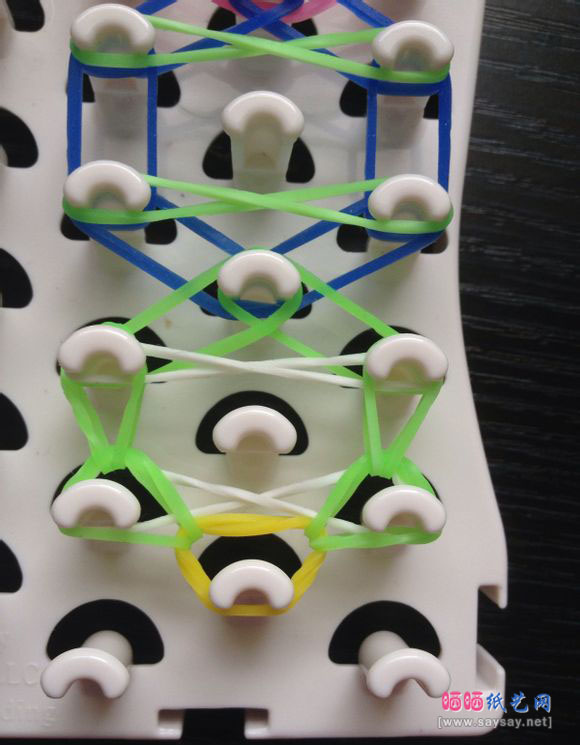 彩虹高弹橡皮筋手工编织手链DIY图片教程