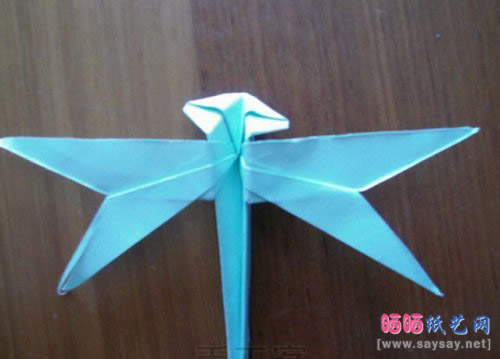 振翅欲飞的小蜻蜓折纸效果图