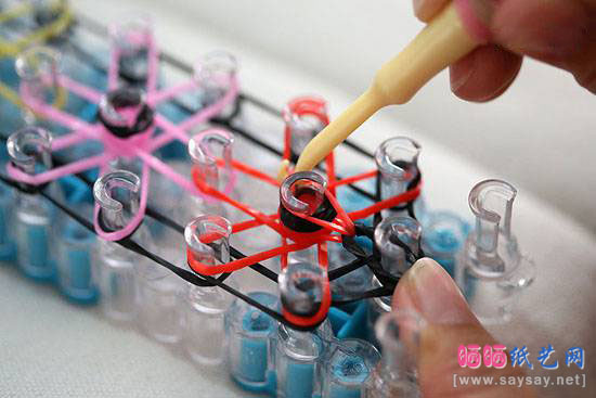 Rainbow Loom DIY制作漂亮的五彩星光手链图文教程：4，开始编织中间的星光。3