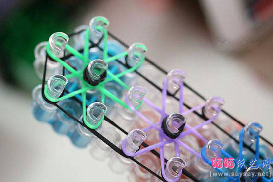 Rainbow Loom DIY制作漂亮的五彩星光手链图文教程：4，开始编织中间的星光。1
