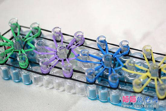 Rainbow Loom DIY制作漂亮的五彩星光手链图文教程：4，开始编织中间的星光。4