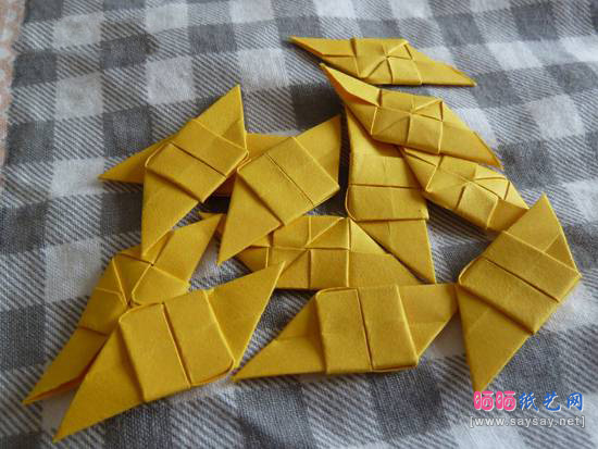 彩色纸组合折纸漂亮手环的方法教程图片步骤：三，模块结合b