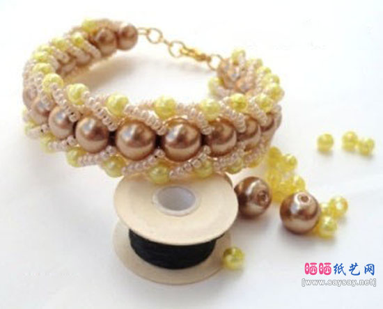 有点复杂由众多珠子串出的手链项链手工制作