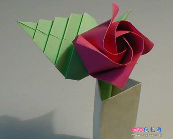 简单形象的组合折纸玫瑰花纸艺制作教程完成效果图