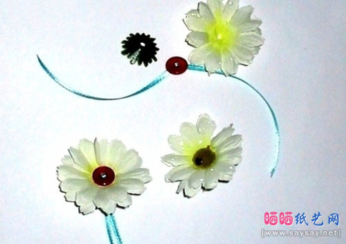 用玻璃纱和废弃铁丝衣架制作美丽的花环方法