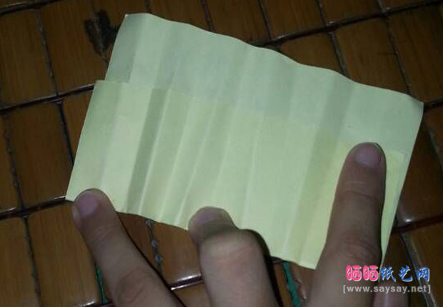 美味的薯条手工折纸图片教程 第2步