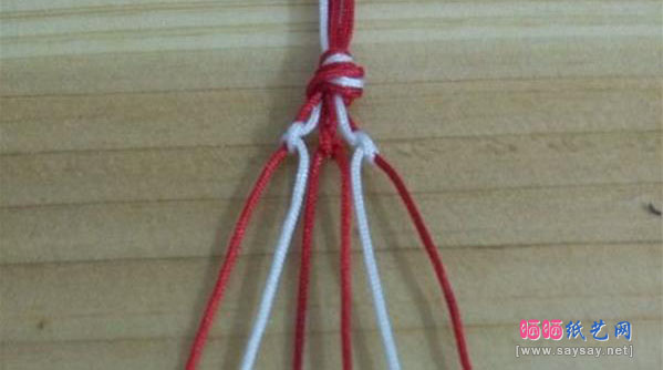 撞色点点红绳手链编织方法教程图片步骤3