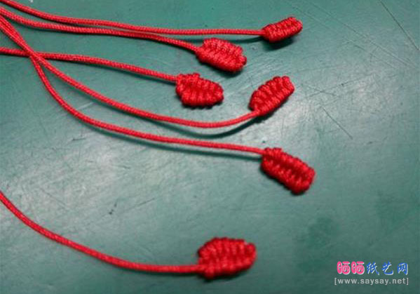 撞色点点红绳手链编织方法教程图片步骤6