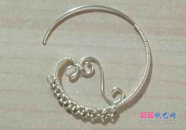 银线制作圆形绕线串珠银耳环的方法 第4步