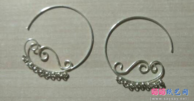 银线制作圆形绕线串珠银耳环的方法 第3步