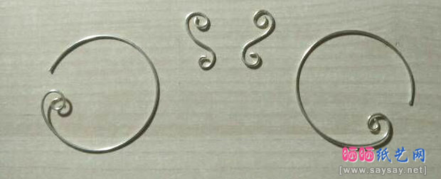银线制作圆形绕线串珠银耳环的方法 第2步
