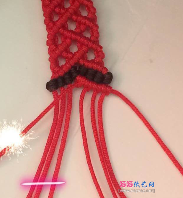 斜卷结手工编织众星捧月手绳制作方法 第19步