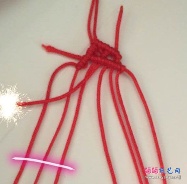 斜卷结手工编织众星捧月手绳制作方法 第8步