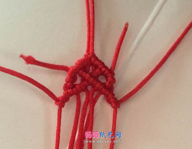 斜卷结手工编织众星捧月手绳制作方法 第10步