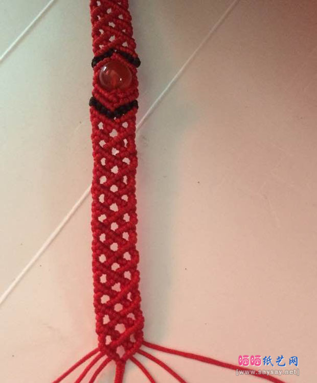 斜卷结手工编织众星捧月手绳制作方法 第34步