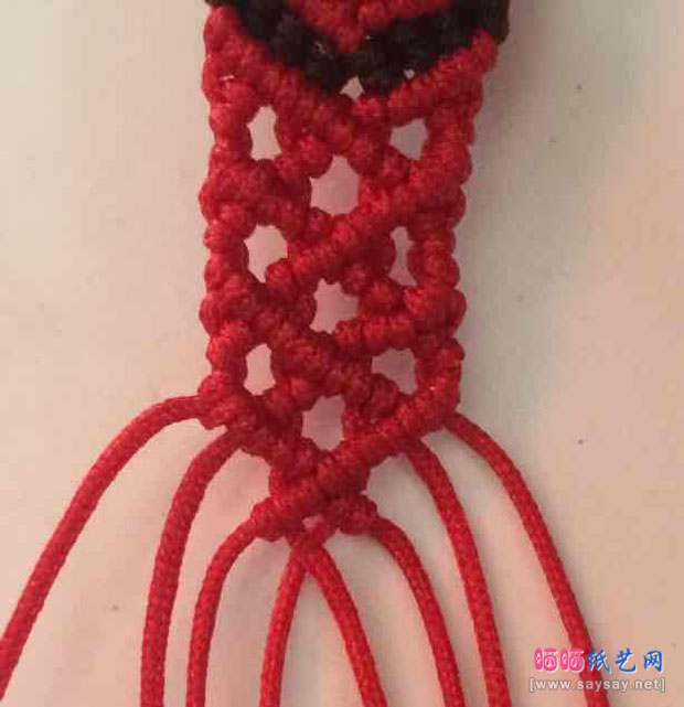 斜卷结手工编织众星捧月手绳制作方法 第32步