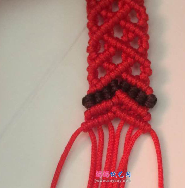 斜卷结手工编织众星捧月手绳制作方法 第20步