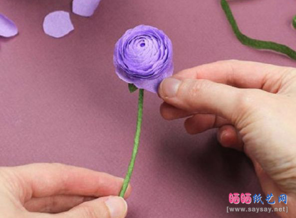 情人节礼物 皱纹纸制作含苞欲放的玫瑰花蕾 第13步