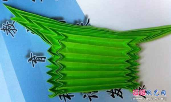 美丽的蛇腹蝴蝶手工折纸实拍教程图片步骤13