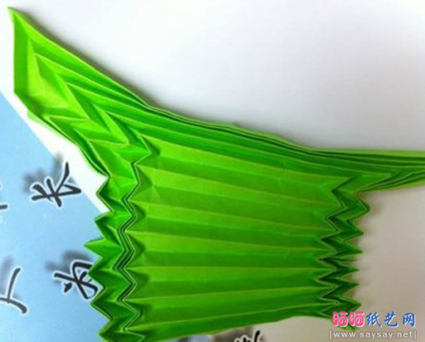 美丽的蛇腹蝴蝶手工折纸实拍教程图片步骤12