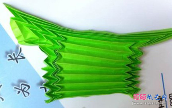 美丽的蛇腹蝴蝶手工折纸实拍教程图片步骤14