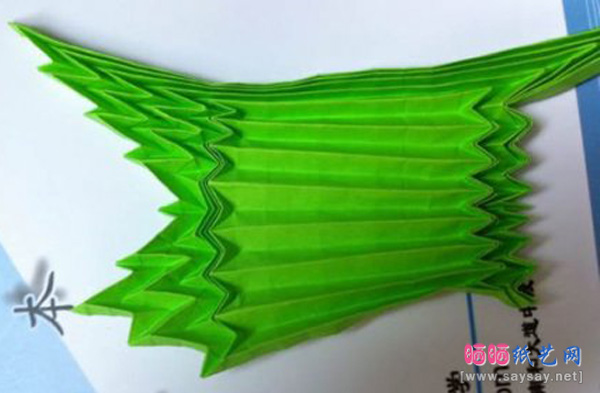 美丽的蛇腹蝴蝶手工折纸实拍教程图片步骤21