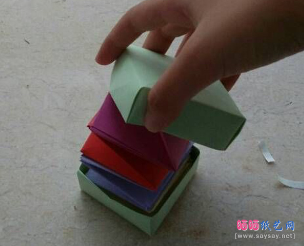 好玩的4D七彩弹簧盒子折纸
