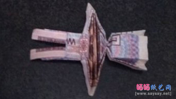 五角纸币制作爬行小人的折纸方法