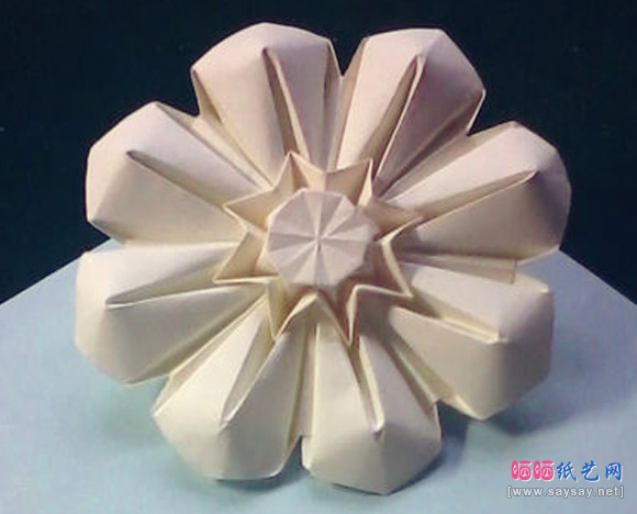 精致八瓣花手工折纸教程之款式四蓝色花朵折法完成效果图