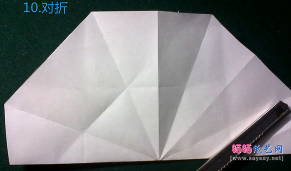 精致八瓣花手工折纸教程之款式四蓝色花朵折法图片步骤10
