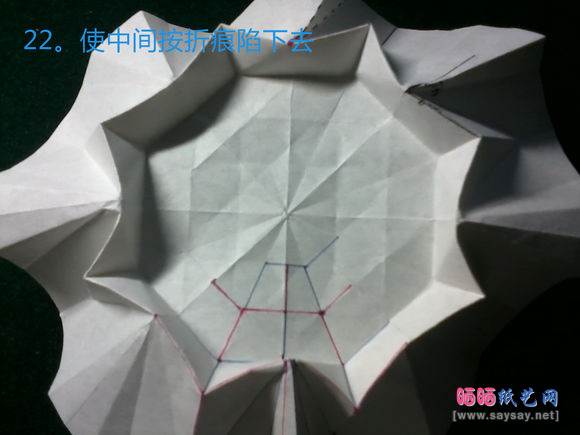 精致八瓣花手工折纸教程之款式四蓝色花朵折法图片步骤22