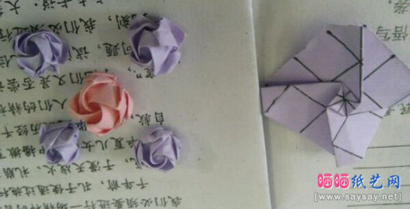 送给爱人的礼物五朵玫瑰花戒指折纸图片步骤1