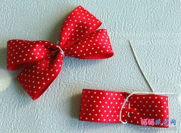 喜庆红底波点蝴蝶结发夹制作方法
