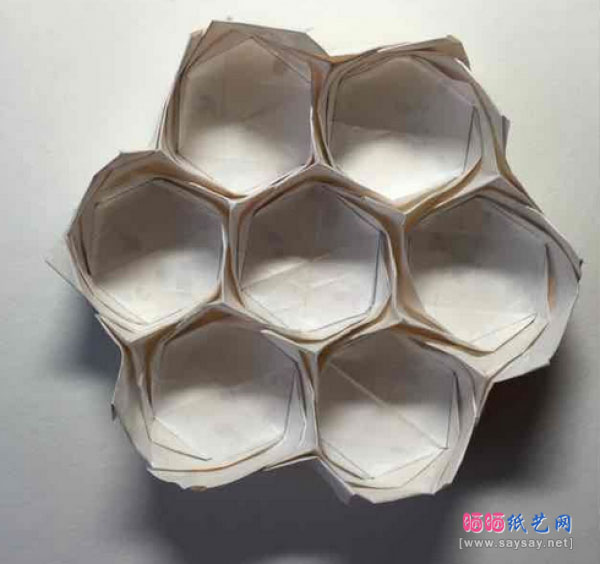 漂亮的花朵型连体盒子的折纸方法教程
