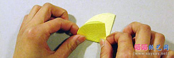 手工制作漂亮的纸艺小雏菊折纸图片教程步骤4