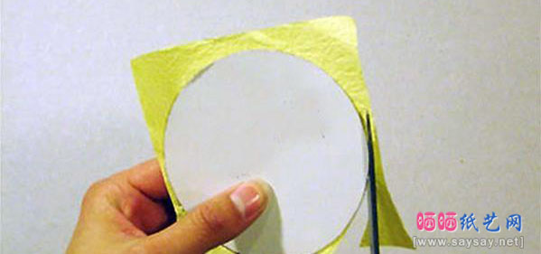 手工制作漂亮的纸艺小雏菊折纸图片教程步骤2