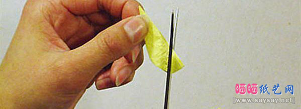 手工制作漂亮的纸艺小雏菊折纸图片教程步骤7