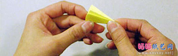 手工制作漂亮的纸艺小雏菊折纸图片教程步骤6