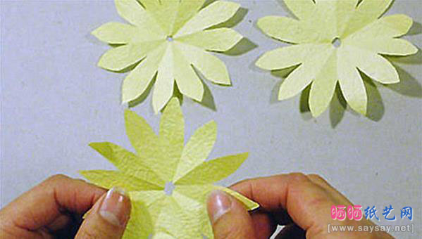 手工制作漂亮的纸艺小雏菊折纸图片教程步骤9
