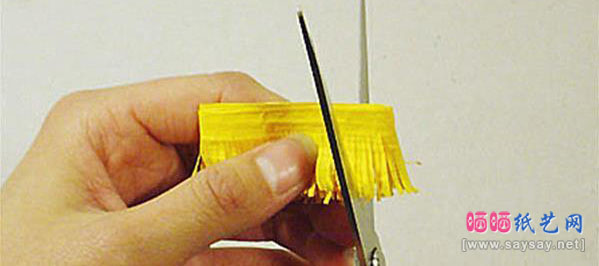 手工制作漂亮的纸艺小雏菊折纸图片教程步骤10