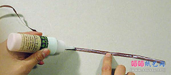 手工制作漂亮的纸艺小雏菊折纸图片教程步骤13