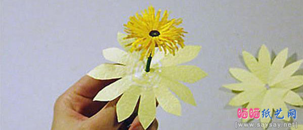 手工制作漂亮的纸艺小雏菊折纸图片教程步骤17