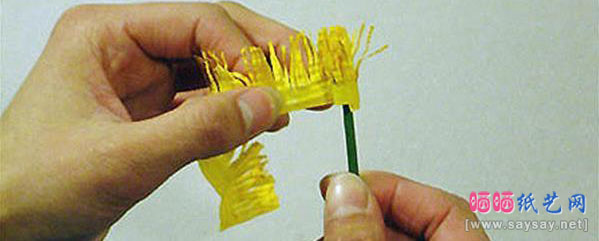 手工制作漂亮的纸艺小雏菊折纸图片教程步骤16