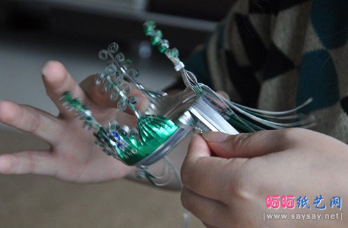废弃易拉罐简单几步制作华丽丽装饰小椅子图片步骤2