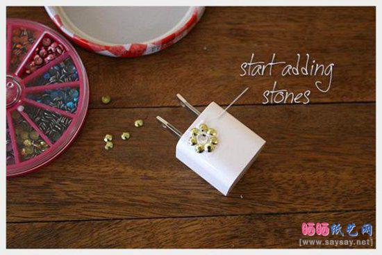 用美甲亮片美化手机充电器方法图解