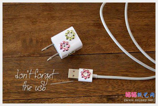 用美甲亮片美化手机充电器方法图解