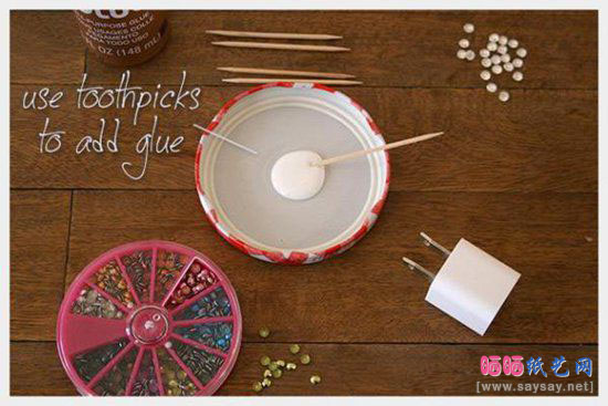 用美甲亮片美化手机充电器方法图解