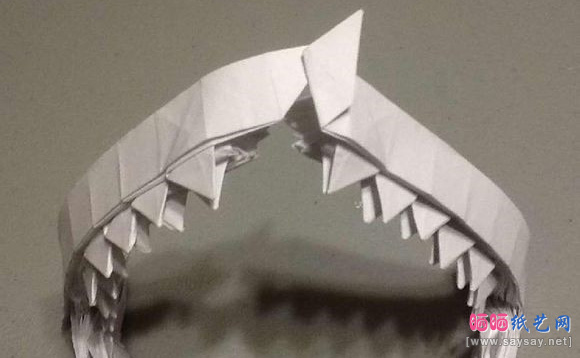 如何制作折纸鲨鱼嘴巴
