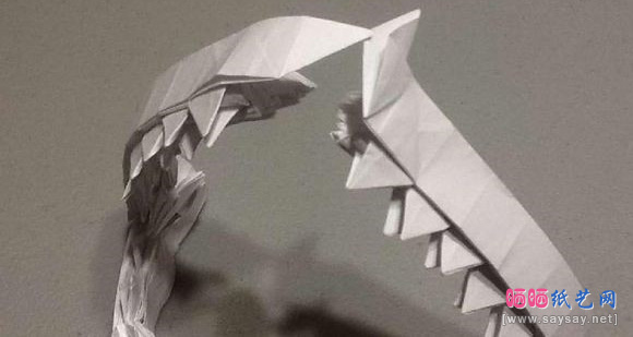 如何制作折纸鲨鱼嘴巴